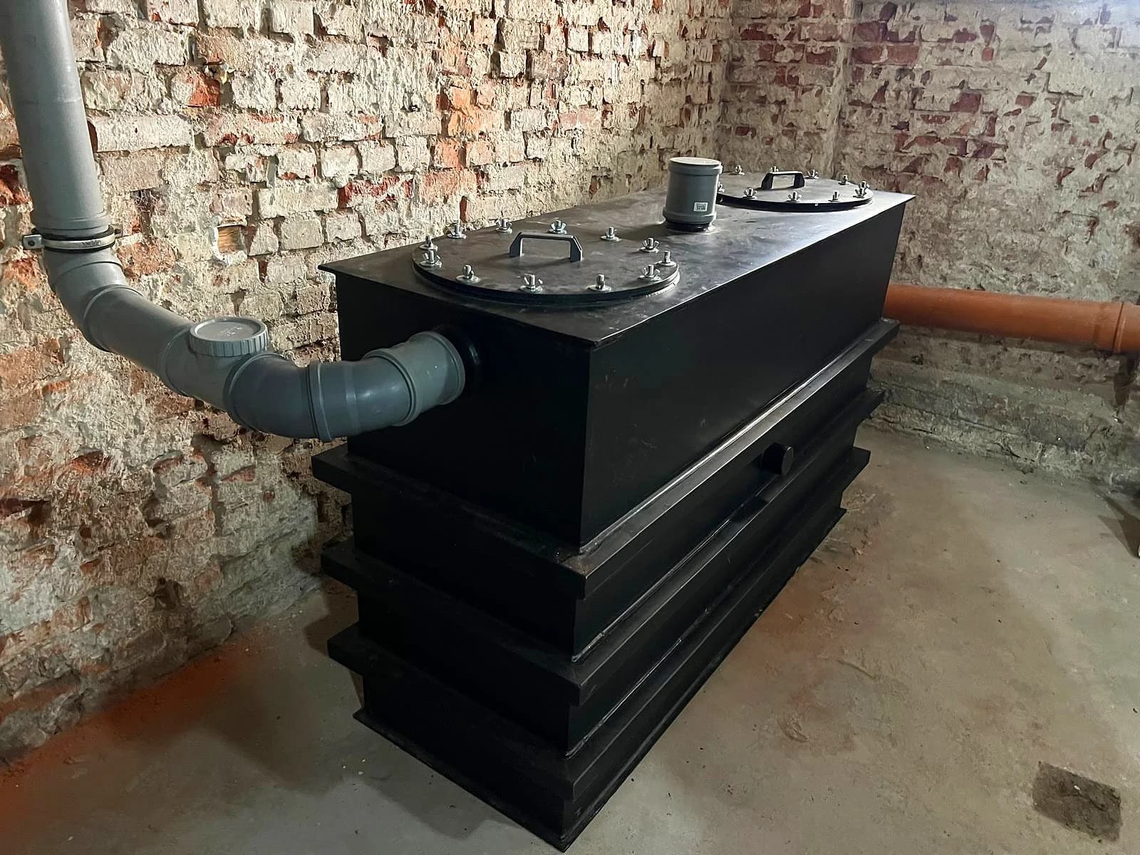 Separator podpięty do instalacji kanalizacyjnej w piwnicy budynku
